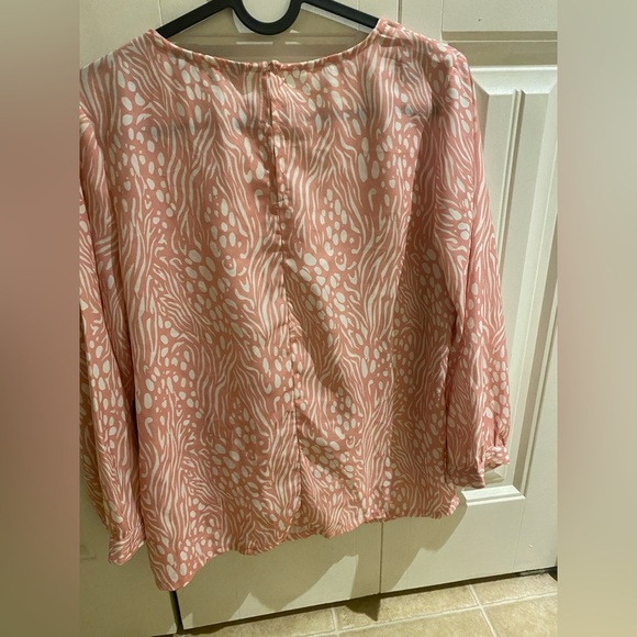 Baby pink blouse with white swirls on it - Picture 4 of 7